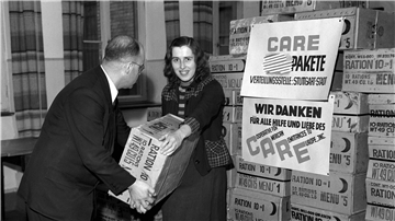 Hier bekommt eine Empfängerin ihr Care-Paket. Aufgenommen wurde das Foto in Stuttgart.