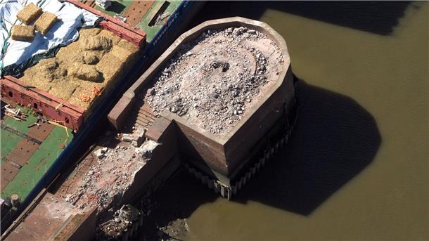 Molen-Drama: Trauriger Leuchtturm-Friedhof aus der Luft Hier der etwas seitliche Blick vom Weserstrandbad aus. Auch die Eichenpfähle sind gut zu erkennen.