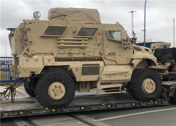 Hier einer der MaxxPro bei seinem Abtransport aus Bremerhaven aus der Nähe. Er ist gepanzert und hat einen V-förmigen Boden. Damit kann er auch Minenexplosionen standhalten.