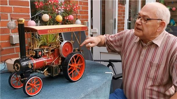 Hier erläutert Rolf Becker, wie sein Traktor im Miniaturformat funktioniert. Das Fahrzeug wird nicht mit Dampf, sondern mit Strom betrieben.
