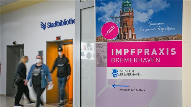 Neue Anlaufstelle für Impfwillige in Bremerhaven Blick auf das Schild zur Impfpraxis.
