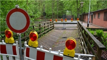 Hier geht es nicht weiter. Seit einem Jahr ist die Mehde-Brücke am Schießstand in der Zevener Ahe gesperrt. Daran wird sich absehbar nichts ändern.