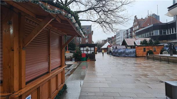 DER ADVENTS-STURM (Update 50): Hochwasser hat Stadt und Land im Griff, Schäden auch in der Wesermarsch, Zugverkehr weiter gestört Hier geht heute nichts mehr. Wegen des Sturmtiefs "Zoltan" bleibt in Bremerhaven der Weihnachtsmarkt geschlossen.