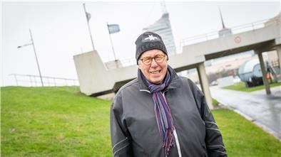 Sturmflut: Gleise sorgten bei Heino Brockhage für Blessuren Ein Mann steht am Deich in Bremerhaven.