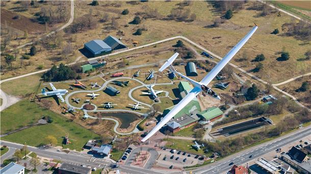 Hier hat Hobbyfotograf Czonstke nicht nur das Nordholzer Aeronauticum, sondern auch noch einen Segelflieger unter sich.