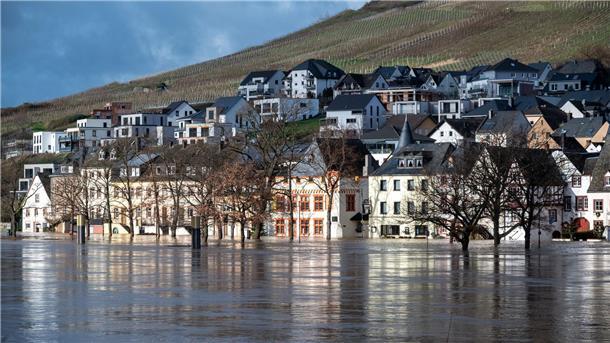 Scholz erneut im Hochwassergebiet: Kritik von Anwohnern Hier in Bernkastel-Kues helfen auch keine Sandsäcke mehr gegen das Hochwasser der Mosel.