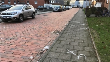 Hier, in der Straße Hörn, quasi vor seiner Haustür, wurde der 56-Jährige erstochen aufgefunden. Die Cuxhavener Polizei hat jetzt noch einmal einen Zeugenaufruf gestartet.