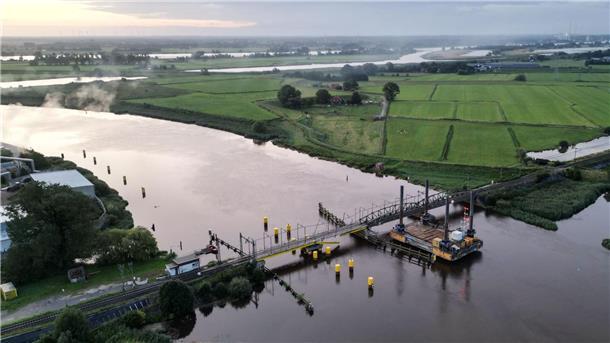 Beschädigte Eisenbahnbrücke bei Elsfleth