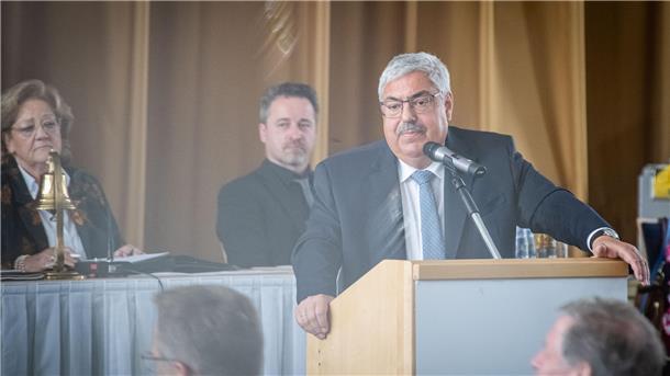 Wiederwahl des Oberbürgermeisters: Melf Grantz (SPD) während der Stadtverordnetenversammlung im Juli 2022 in der VHS Bremerhaven. 