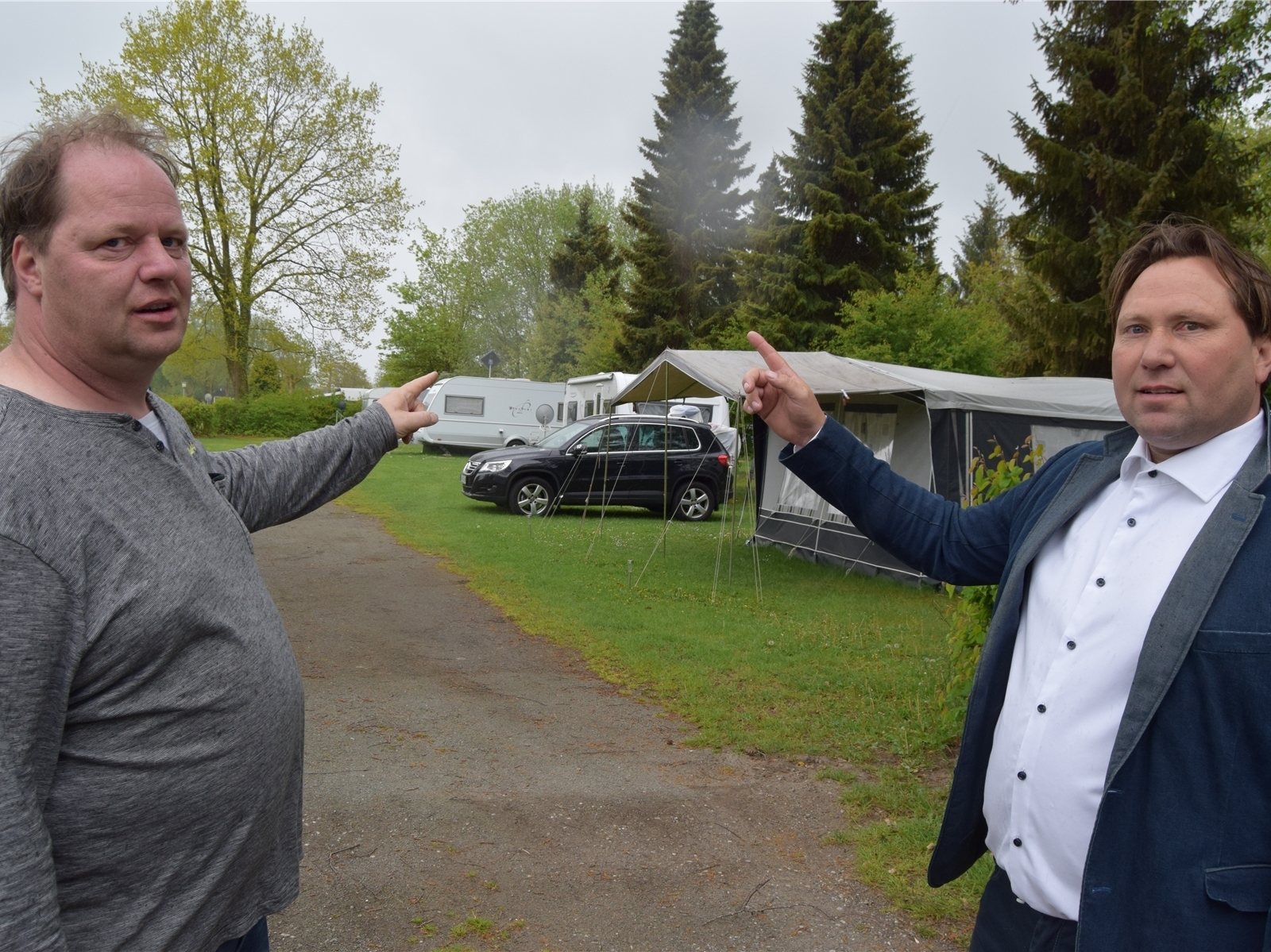 Hier ist noch viel Platz: Norbert Withag (links) und Deddy Hemme haben viele Pläne für das Campingplatzgelände am Ankeloher Weg.