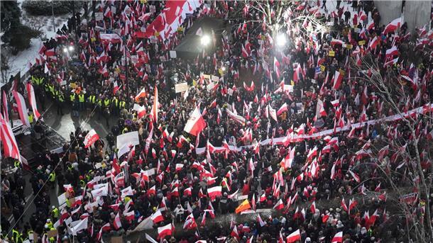 PiS-Anhänger demonstrieren gegen die Tusk-Regierung „Hier ist Polen, kein Tuskoland“: Protestierende in Warschau.
