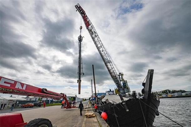 (Update) Hansekogge „Ubena von Bremen“ bekommt den Mast gezogen Hier kommt der Mast der "Ubena von Bremen" an Land.