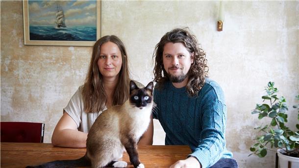 Hier lässt es sich aushalten. Caren "Mina" Detje und Timo Dorsch mit Vierbeiner Pili im "Haus Irmgard".