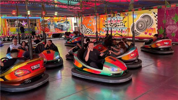 Spaß und Adrenalin: Das bietet der Jahrmarkt in der Nordenhamer Innenstadt Hier lässt sich‘s cool abhängen, wenn man nicht gerade fährt und Karambolagen produziert: Der Autoscooter darf auf dem Markt nicht fehlen.