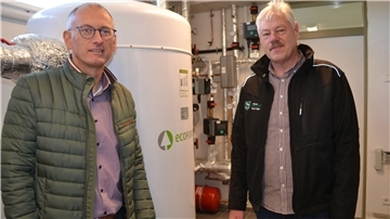 Hier pocht das Herz der Energieversorgung der neuen großen Kita in Bexhövede. Loxstedts Bürgermeister Detlef Wellbrock (links) und Techniker Frank Tietjen sind stolz darauf.