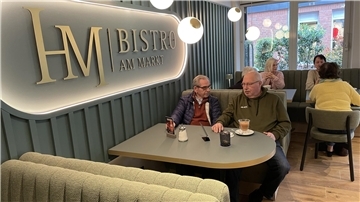 Eine Gruppe von Menschen in einer Gaststätte. Das Bistro am Markt in Nordenham ist am Montag wiedereröffnet worden. 