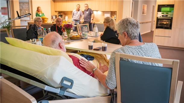 Hier schlägt das Herz des Bremerhavener Haven-Hospizes: In der großen, hellen Wohnküche begegnen die Patienten, "Gäste" werden sie genannt, und ihre Angehörigen und Freunde den Mitarbeitern und vor allem vielen der ehrenamtlichen Helfenden. 