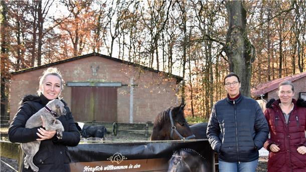 Hier schlägt das Herz für den Pferdesport: Katharina Vohwinkel (von links), Rena Selkirk und Jessica Rutz betreiben das Gut Appel bei Helvesiek.