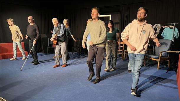 Hier sind alle in Bewegung - selbst der blinde Klavierspieler (Rolf Wilkens, Zweiter von links) ist dabei.