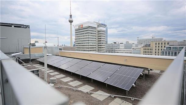 Mehr saubere Energie für Deutschland Hier stehen Solarpanele auf einem Dach.