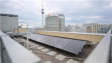 Hier stehen Solarpanele auf einem Dach.