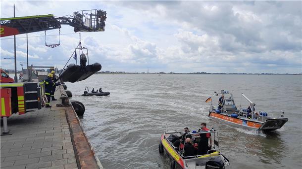 Hier werden die Motorrettungsboote von Feuerwehr, DLRG und THW an der Seebäderkaje zu Wasser gelassen.