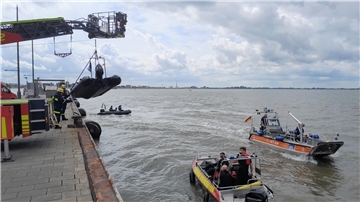 Hier werden die Motorrettungsboote von Feuerwehr, DLRG und THW an der Seebäderkaje zu Wasser gelassen.
