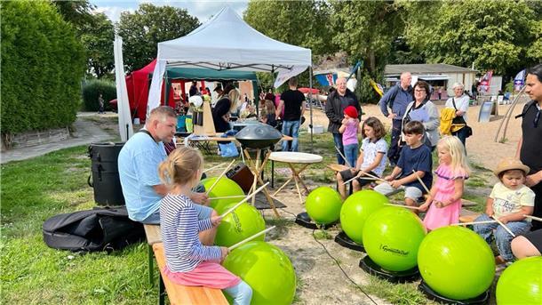 Das macht Spaß! Nordenhamer Piratenfest sorgt bei Kindern für beste Laune Hier wird ordentlich getrommelt.