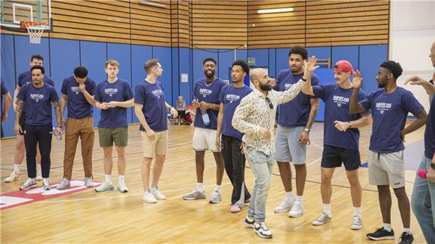 High-Fives und gute Laune zum Abschied – die Eisbären feiern sich und ihre Saison.