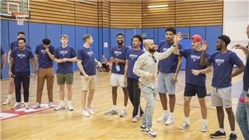 High-Fives und gute Laune zum Abschied – die Eisbären feiern sich und ihre Saison.