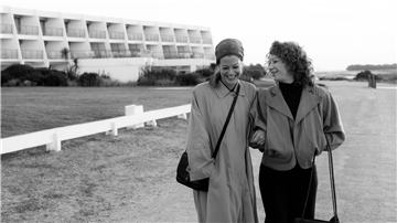 Hilde Fritsch (Birgit Minichmayr, r) besucht ihre Freundin Romy Schneider (Marie Bäumer).
