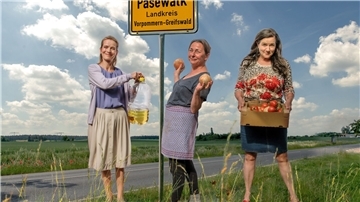 Hilde (Steffi Kühnert, m.) und ihre Freundinnen Angie (Judith Engel, l) und Lore (Anne-Kathrin Gummich).