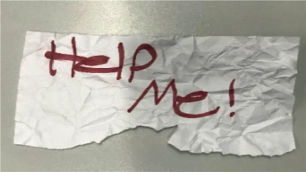 Stück Papier mit Hilferuf rettet entführte 13-Jährige „Hilf mir“: Diese stück Papier hielt das Mädchen aus dem Auto hoch.