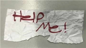 „Hilf mir“: Diese stück Papier hielt das Mädchen aus dem Auto hoch.