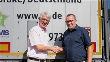 Hilfe für die ukrainische Partnerstadt Schazk: Bürgermeister Michal Kurz, Stadt Brake (Unterweser), und Simeon Breuer, Vorstandsmitglied der L.I.T.-Gruppe, bekräftigen mit einem Handschlag die erfolgreiche Zusammenarbeit bei der Organisation eines weiteren Hilfstransports.