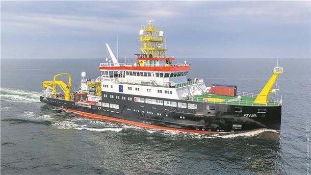Frachter-Crash vor Helgoland: Kapitän der „Verity“ gestorben | Update 14 HILFREICH: Das Forschungsschiff Atair gehört dem Bundesamt für Seeschifffahrt und Hydrographie und operiert aus Bremerhaven. Es hat das Wrack des gesunkenen Frachters geortet.