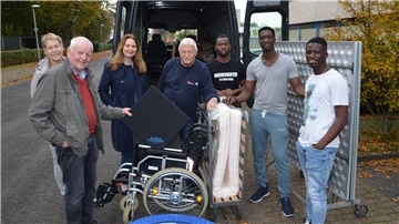 Hilfsgüter für die Senegal-Hilfe überreichten jetzt Ute Michel, Rolf Krause (von links) und Max-Peter Michel (4. v. l.) an Abdou Traore, Alhassane Fernandez, Mohamet Touray und Alexandra van Nispen (von rechts).