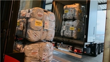 Hilfsgüter werden auf einen Lkw verladen und nach Myanmar gebracht. Die Menschen dort brauchen gerade viel Hilfe aus dem Ausland. 