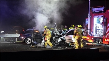 Hilfskräfte der Feuerwehr sind an der Unfallstelle beim Autobahnkreuz Hoevelaken östlich von Amsterdam im Einsatz.