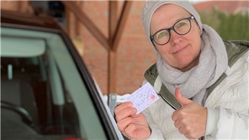Hilke Rümper aus Bad Bederkesa freut sich über den Zettel, den sie an der Windschutzscheibe ihres Autos gefunden hat.