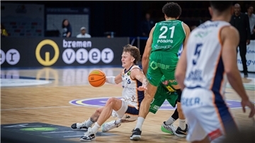 Hilmar Henningsson (links) verliert bei diesem Angriff den Halt. So ging es den Eisbären im ersten Saisonspiel gegen Aufsteiger Koblenz.