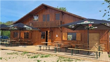 Hingucker am Fähranleger in Sandstedt: Die neue Strandhütte auf dem Campingplatz Weserhenne. 