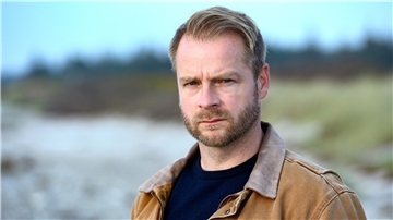 Hinnerk Schönemann freut sich über den in dem Maße nicht erwarteten Erfolg der Krimi-Reise „Nord bei Nordwest“, die am Donnerstag mit weiteren Episoden in eine neue Staffel startet.