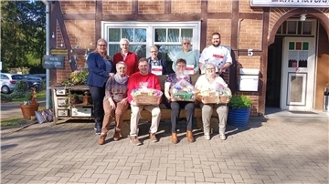 Harmonische Mitgliederversammlung des DRK Ortsverein Gnarrenburg Hinten: Ines Engel-Vizepräsidentin Kreisverband; Rosine Nolte stellv. Bürgermeisterin Gnarrenburg; Marlis Rugen; Edeltraud Flathmann(30 Jahre) und Diminik Laube (5Jahre)Vorne: Elisabeth Kübitz 2.stellv. Vorsitzende; Volker Werner 1.Vorsitzende (30 Jahre);Gudrun Niemeyer (15 Jahre) und Helga Sethmann (30 Jahre).
