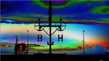 Hinter dem historischen Wasserstandsanzeiger wetterleuchtet der Himmel in Blau, Grün und ein bisschen Rot. Rainer Korsa zeigt die vertraute Umgebung auf seinem Foto so, dass hier auch ein Science-Fiction-Film spielen könnte.