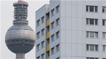 Hinter einem Mietshaus steht der Fernsehturm. Nirgendwo sonst in Deutschland steigen die Wohnpreise so stark wie in der Hauptstadt.