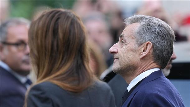 Hinter Gittern erhielt Sarkozy regelmäßig Besuch von seiner Frau Carla Bruni (Archivbild).