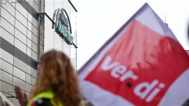 Warnstreiks in 19 Galeria-Filialen in drei Bundesländern  Hintergrund der Protestaktionen ist der von den Gläubigern gebilligte Sanierungsplan für das Unternehmen. Er sieht bundesweit die Schließung von 47 der 129 Filialen vor.