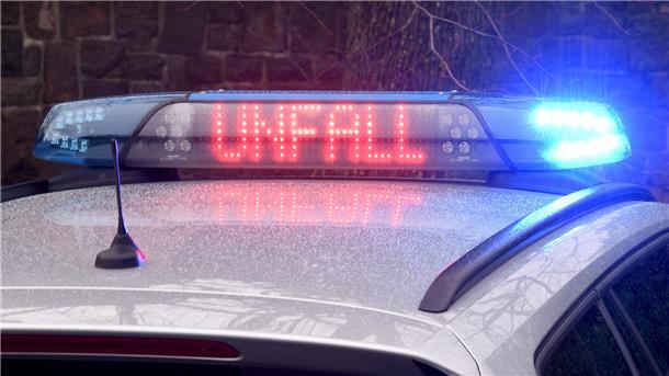 Das Foto zeigt die Digitalanzeige eines Polizeifahrzeugs mit der Aufschrift "Unfall".
