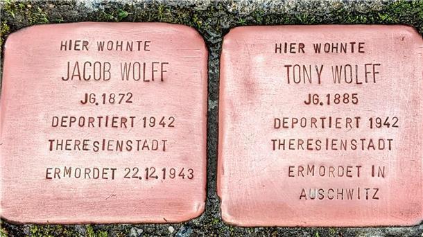 Historische Premiere am 26. August 2004: Die beiden Stolpersteine an der Osterstader Straße 21 in Sandstedt waren die ersten, die der Künstler Gunter Demnig jemals in einem Dorf verlegt hat.